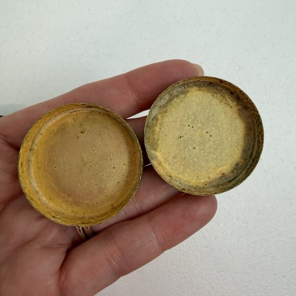 Vintage Elegant Gold Compact Mirror Pressed Powder Mini Pill Box Metal Embossed - Picture 12 of 14